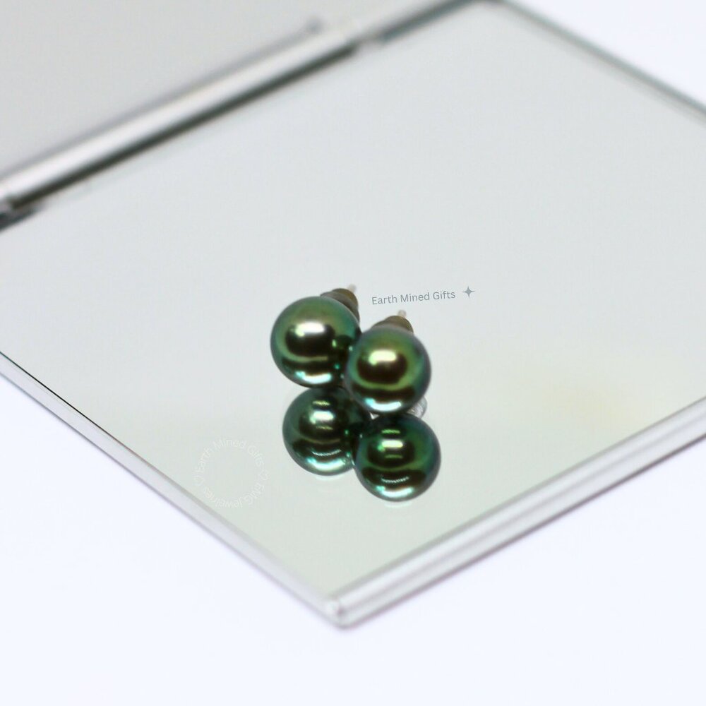 Japanese Akoya with deep green and silver rich luster
